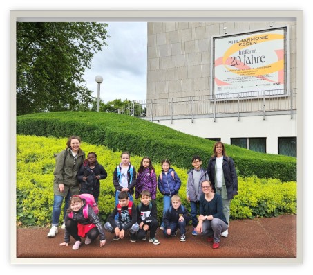 Auf dem Bild sind die Schüler der Klassen Ea und Ef mit den Klassenlehrerinnen an der Philharmonie.