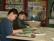 Drei Jungen sitzen an einem Tisch und malen ganz konzentriert.