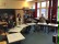 Die Schüler der Klasse 7b stehen hinter ihren Tischen im Klassenraum.