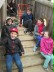 6 Kinder sitzen auf einer Holzrampe.