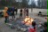 Die Kinder stehen um ein Lagerfeuer herum. Sie halten alle einen Stock in der Hand und halten das Stockbrot ins Feuer.