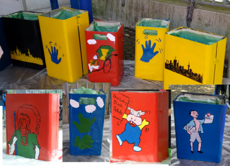 Acht Abfalleimer in verschiedenen Farben und mit verschiedenen Motiven stehen zusammen.