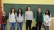 6 Mädchen stehen vor der Tafel und stellen sich vor. Die Mädchen sind das Filmteam in der Projektwoche.
