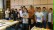 Eine Austausch-Gruppe polnischer und deutscher Schüler und Lehrer steht vor den Schränken im Technikraum unserer Schule.