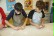 Zwei Jungen formen kleine Teigmengen zu Bagels.