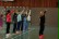 Die Tanzlehrerin Eleni Schwenteit´übt mit den 15 Gruppenmitgliedern einen Tanz ein.