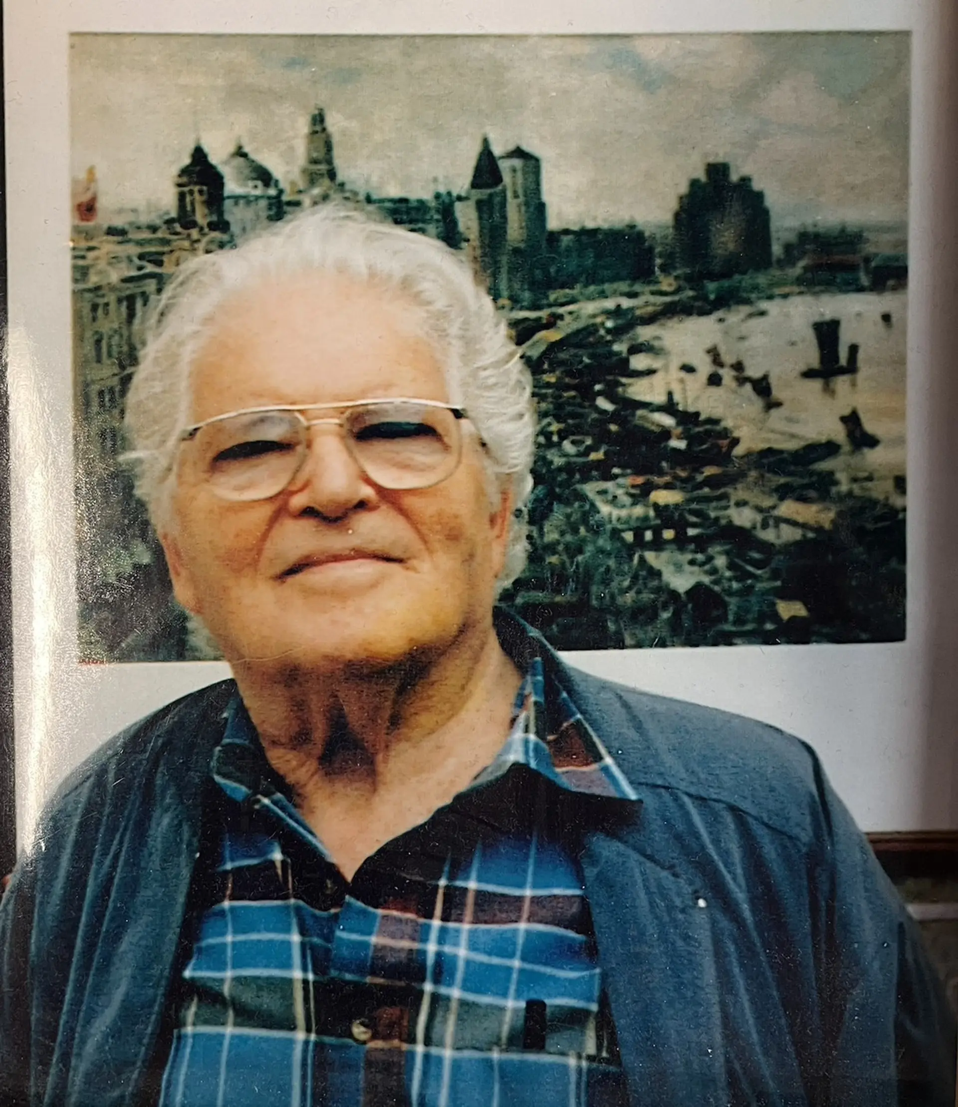 Porträtfoto von David Ludwig Bloch vor einem seiner Gemälde ( ein Aquarell einer Stadtansicht)