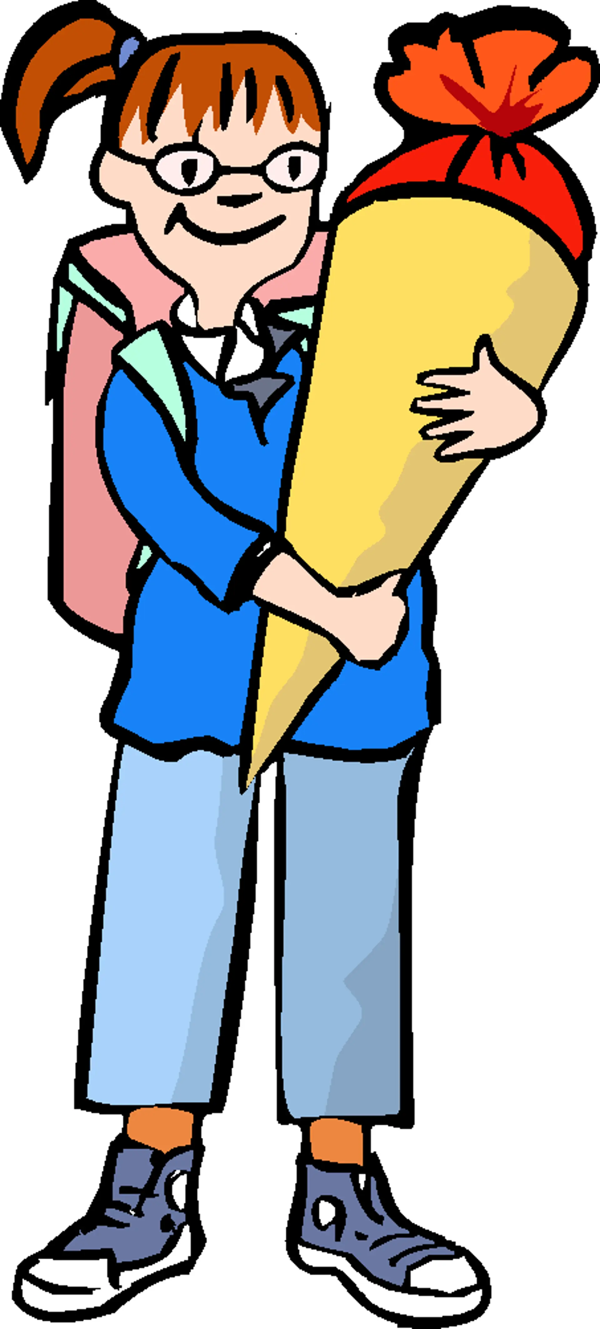 Ein Mädchen mit Brille steht und lächelt zufrieden. Sie umarmt eine große Schultüte und trägt einen Schulranzen.