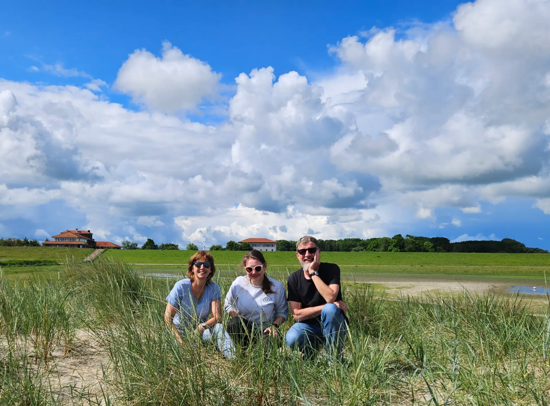  Am Wasser, beonders am Watt, ist besondere Vorsicht geboten. Daher passen die LehrerInnen zusammen immer gut auf: "Baywatch" nordisch ...   :-)  