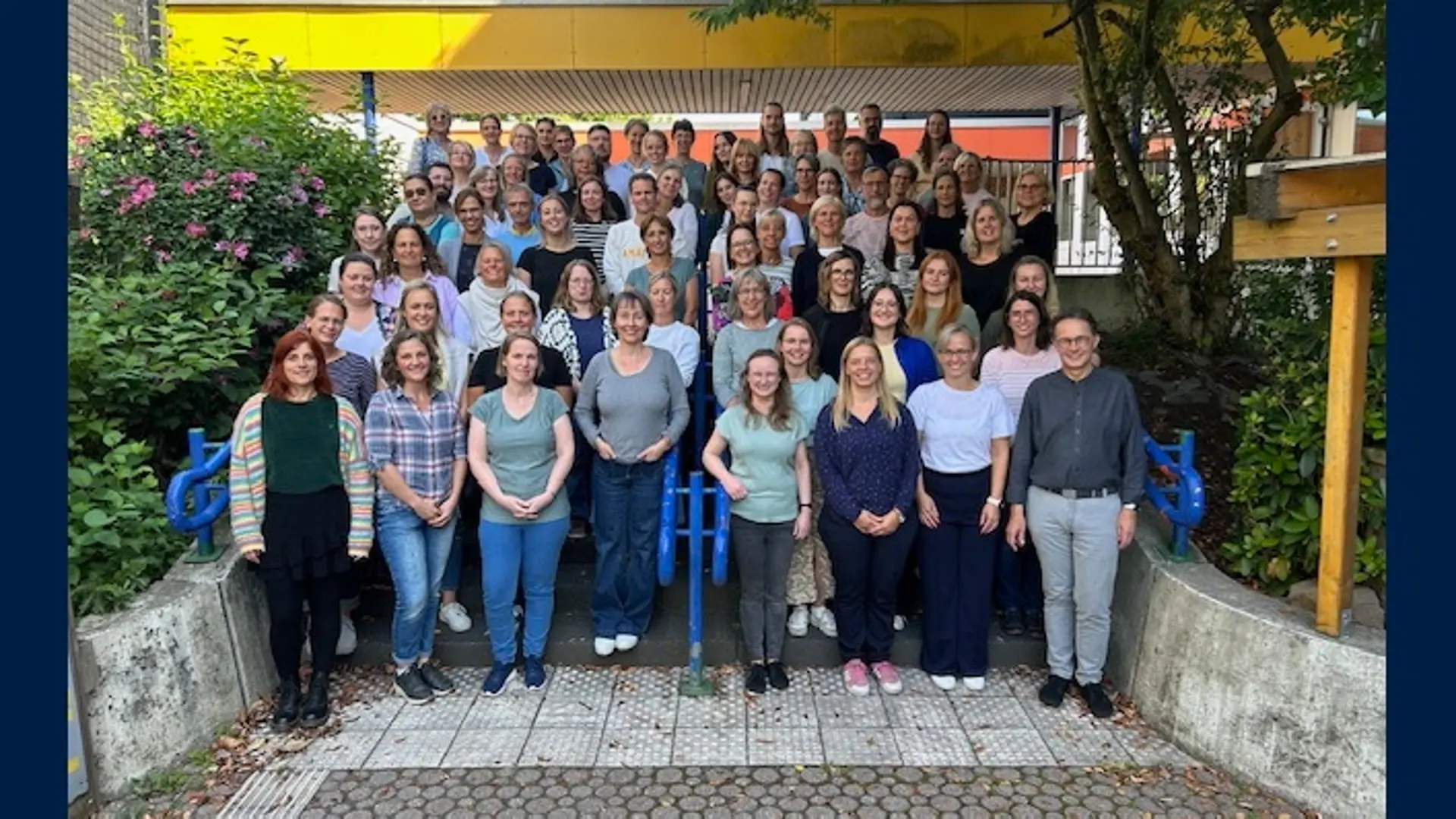 Gruppenbild des Teams der David-Ludwig-Bloch-Schule vor dem Schulgebäude