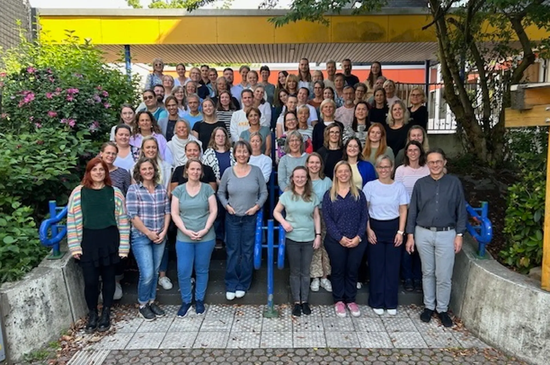 Gruppenbild des Teams der David-Ludwig-Bloch-Schule vor dem Schulgebäude