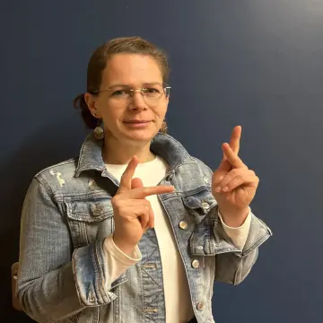 Porträtfoto und Namensgeste von Kerstin Kortmann-Maroska