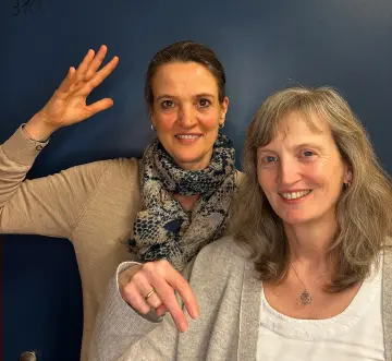 Gemeinsames Porträtfoto von Wiebke Schleyer und Susanne Trappenberg. Sie zeigen Ihre Namensgebärden.